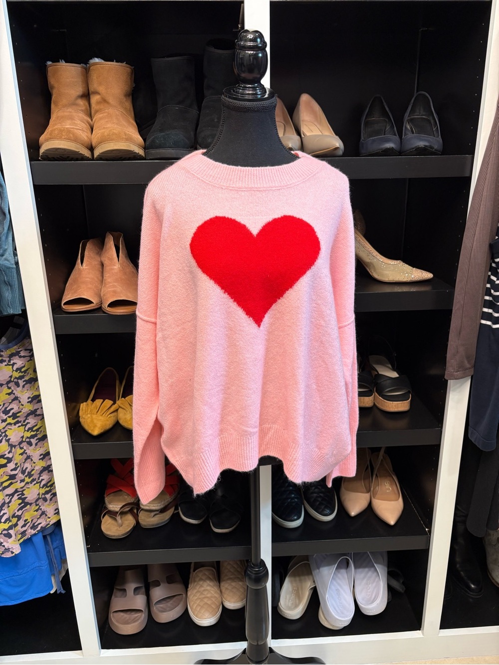 🆕🎉NWT Vince Camuto Pink Sweater with Red Heart - Picture 2 of 8